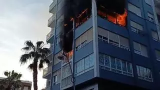 Un incendio de dos pisos obliga a desalojar un edificio en el centro de Torrevieja