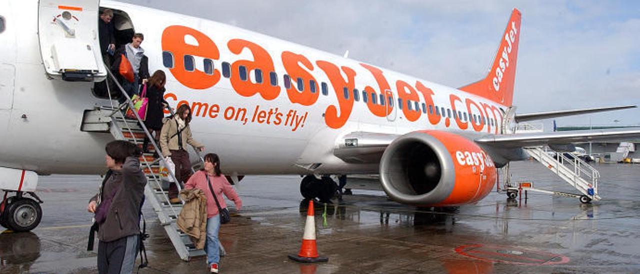 Un avión de Easyjet en el aeropuerto de Asturias, recién llegado de Londres.