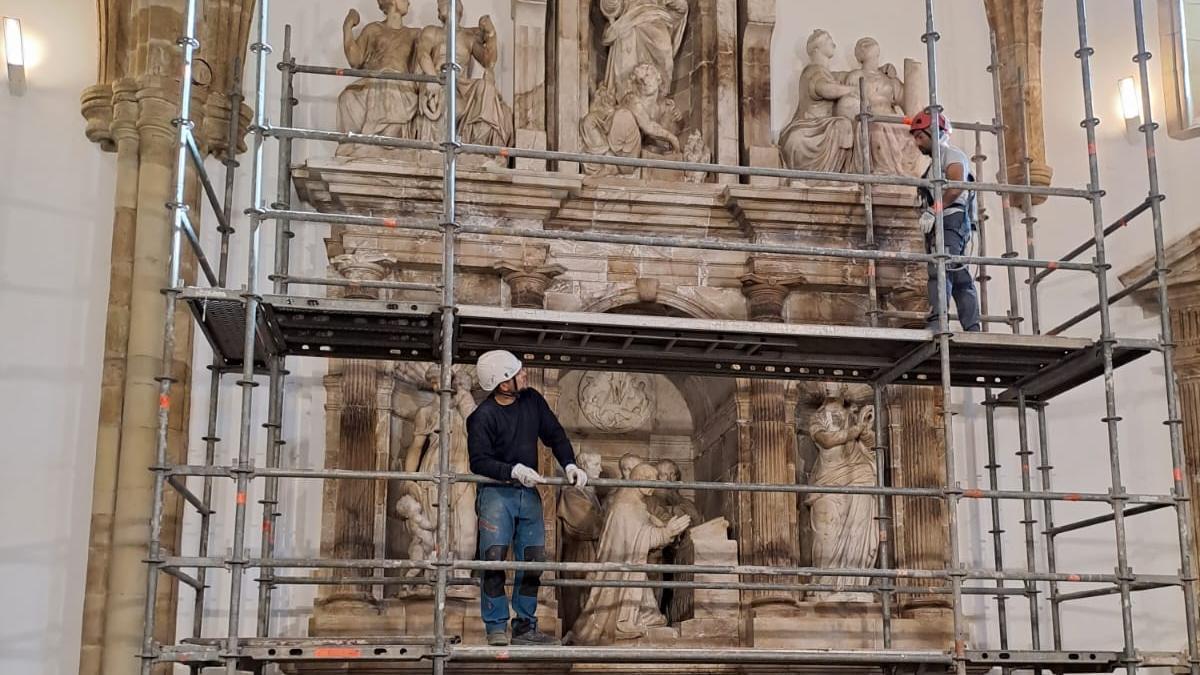 El equipo de restauración, sobre el andamio que rodea el mausoleo.