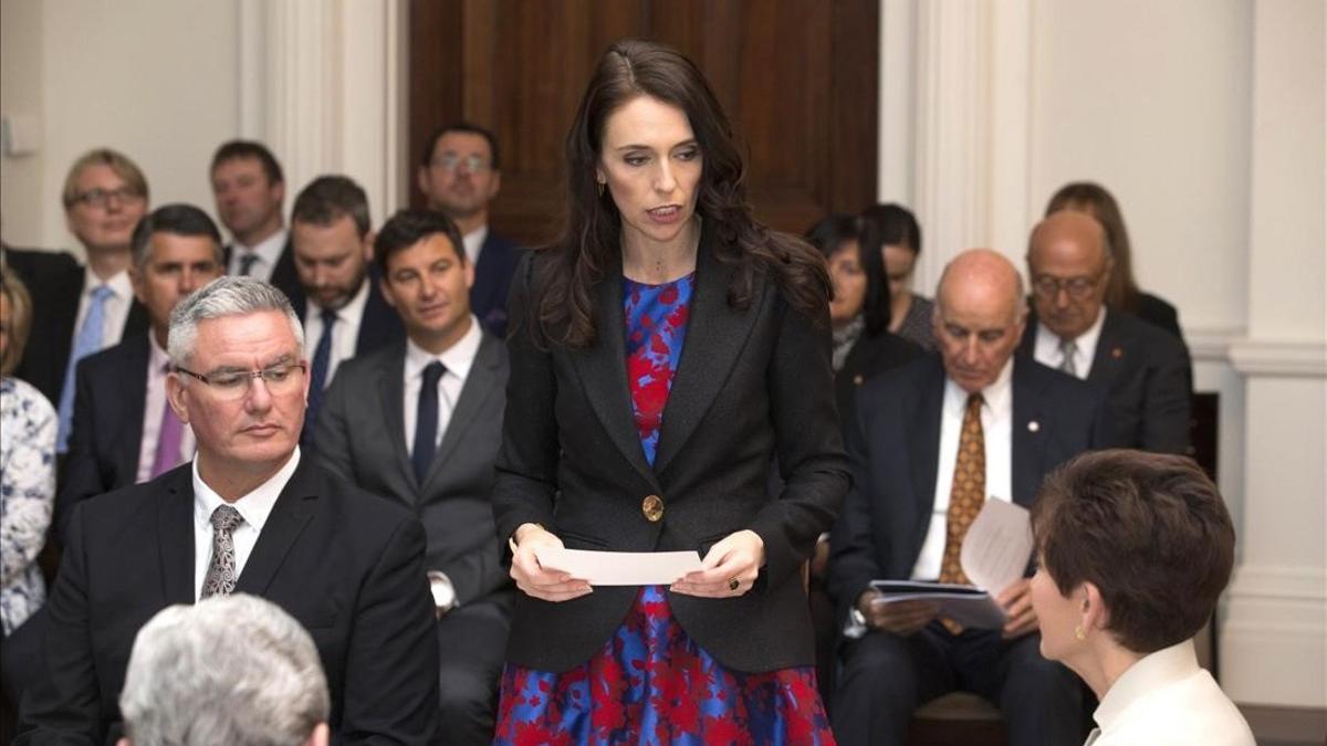 zentauroepp40685210 jacinda ardern  center  reads the oath as she is sworn in as171026163536