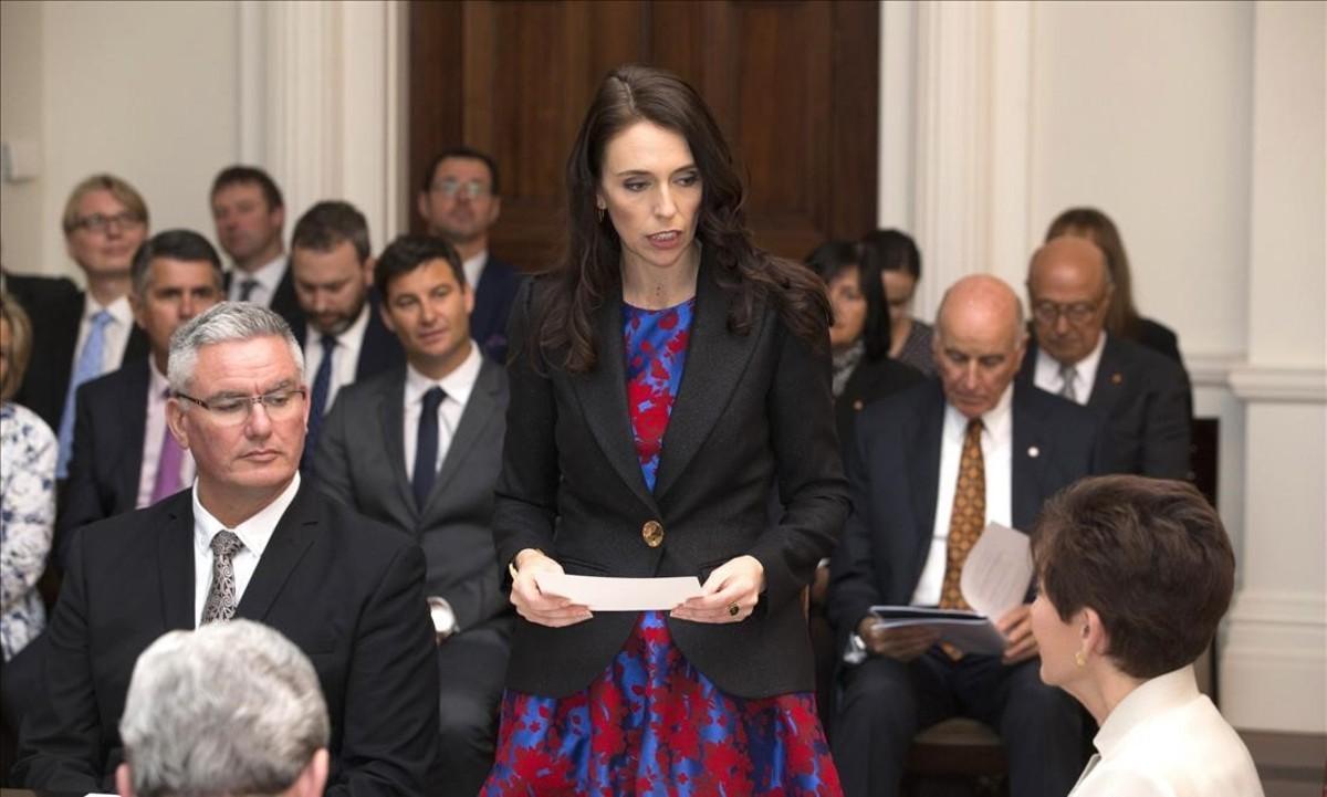 zentauroepp40685210 jacinda ardern  center  reads the oath as she is sworn in as171026163536