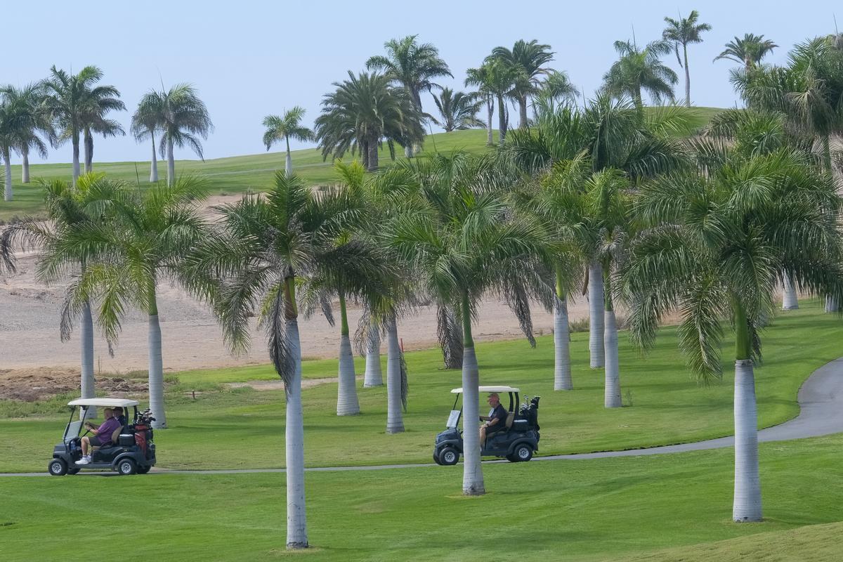 Dos buggies atravesando el campo de golf de Meloneras.