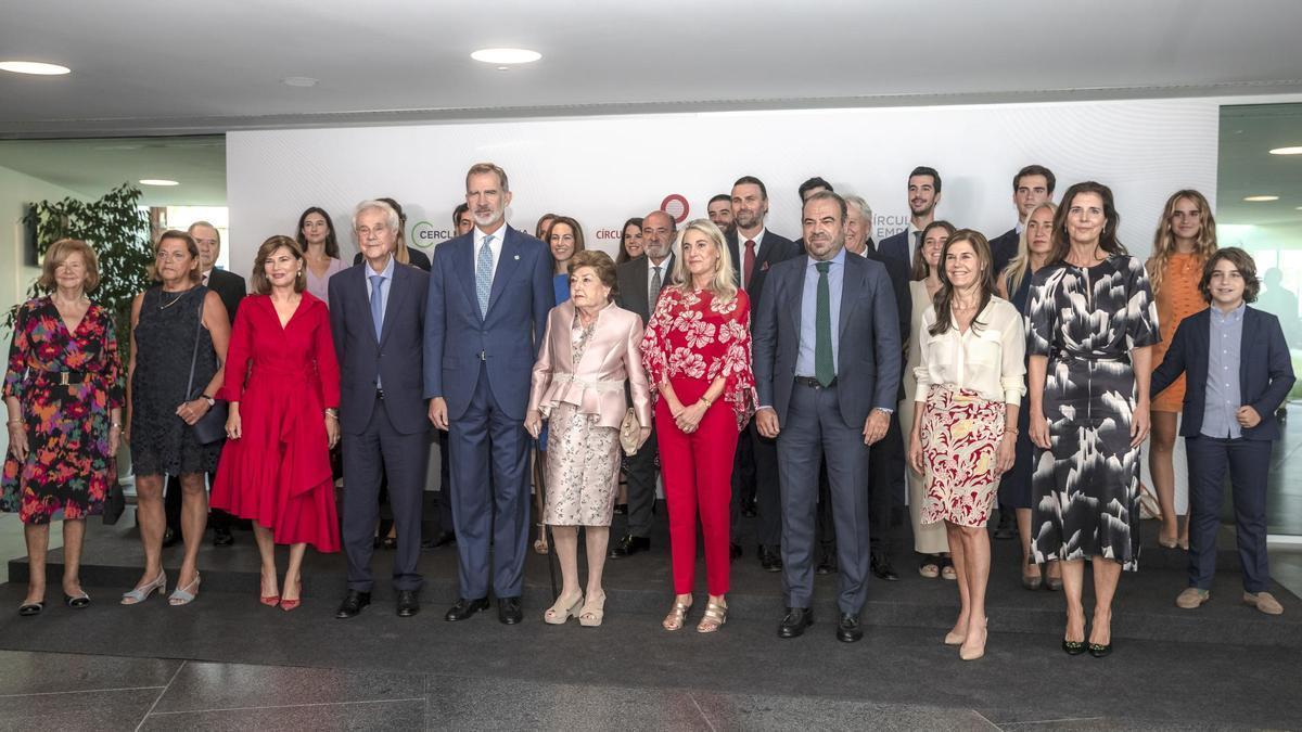 Gabriel Escarrer Juliá y la familia Escarrer posan con Felipe VI en el Palau de Congressos de Palma, en 2022.
