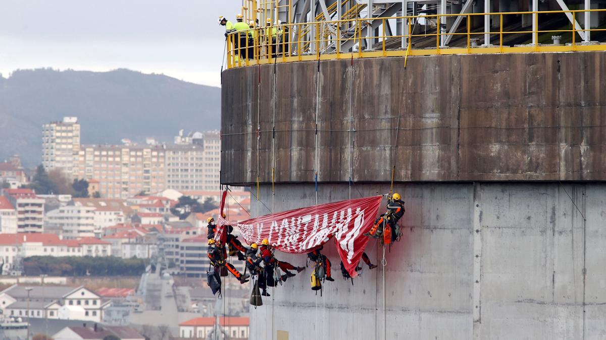 Greenpeace escala la planta de gas de Reganosa para denunciar el coste de gas.