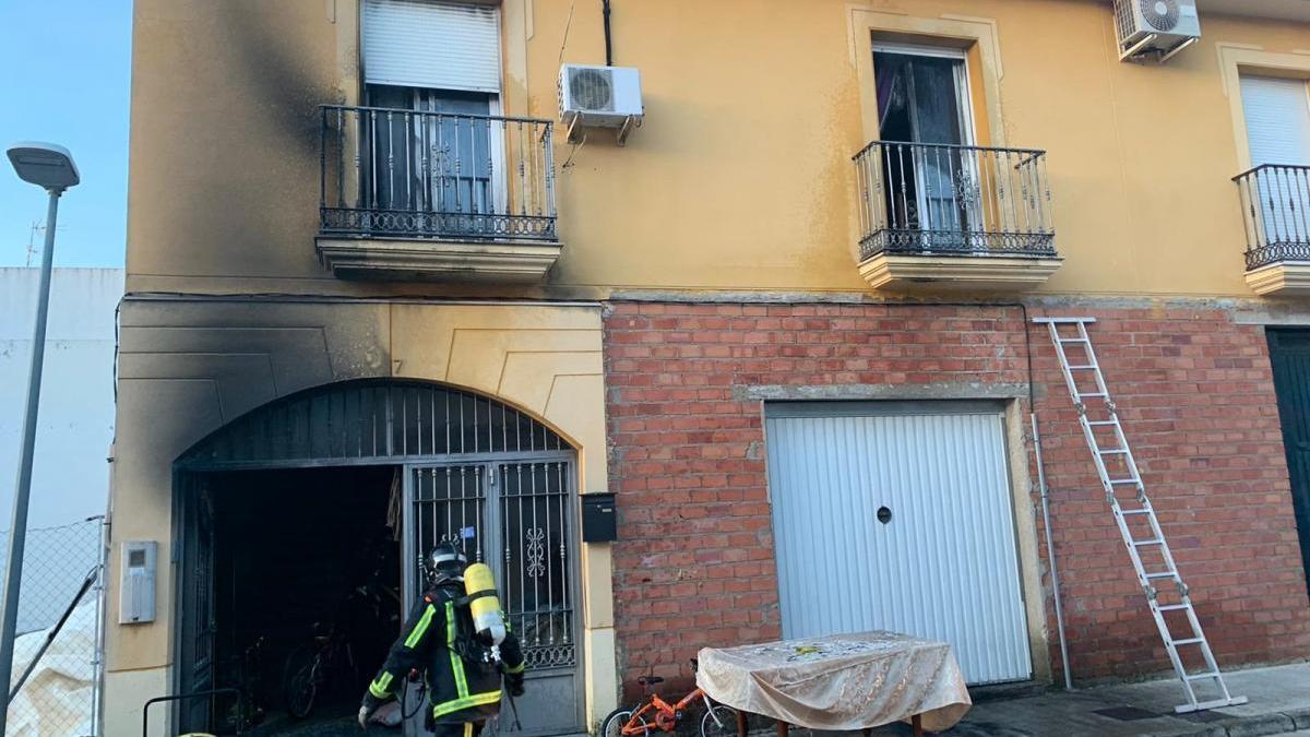 Un padre rescata a tres menores en el incendio de una vivienda en Fuente Palmera