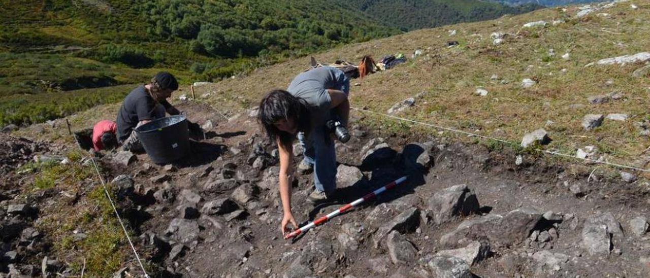 Esperanza Martín, en las excavaciones del Picu L.lagüezos.