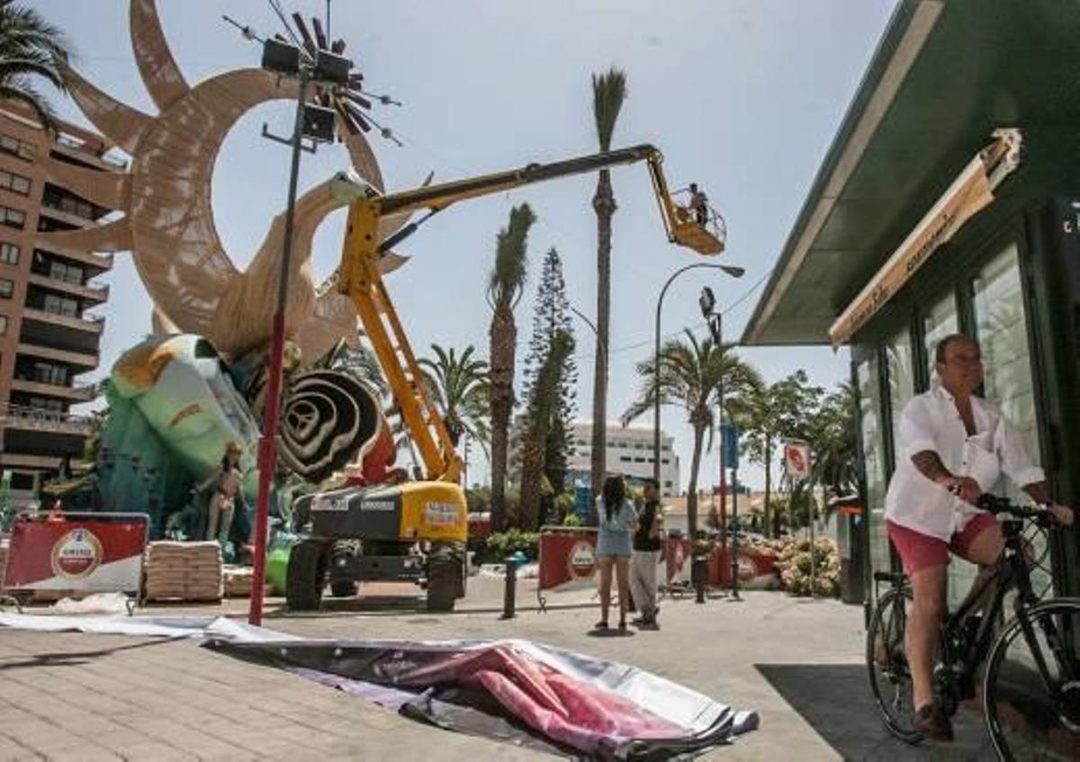 El remate de la hoguera Plaza de La Viña se desploma por el viento