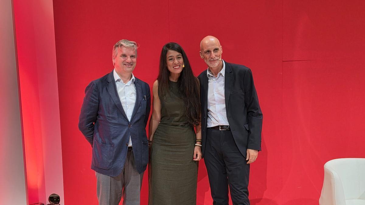 Por la izquierda, Víctor López, Sara Hernández y Chimo Ortega