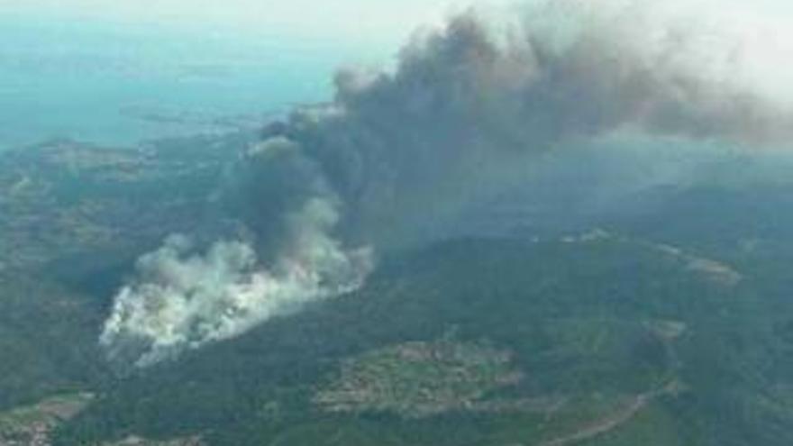 Imagen aérea del incendio en Boiro