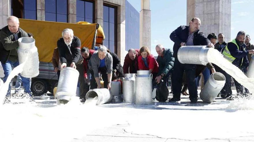 Los ganaderos piden que la Junta medie para garantizar la recogida de leche