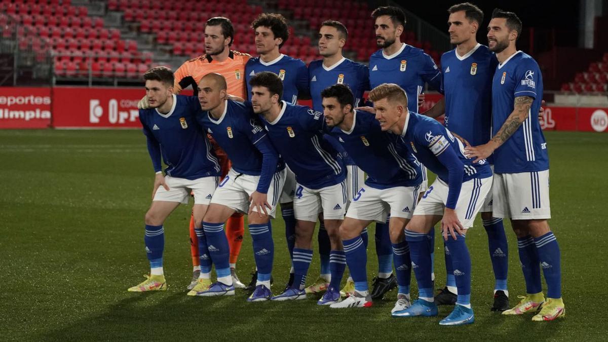 El equipo que formó ayer el Cuco Ziganda en Anduva ante el Mirandés. Arriba, por la izquierda, Femenías, Sangalli, Carlos Isaac, David Costas, Dani Calvo y Borja Bastón. Agachados y por la izquierda, Viti, Pombo, Jimmy, Brugman y Mossa.  | Área 11