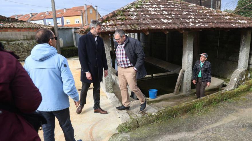 Varela y Mouriño visitando una actuación en el rural.