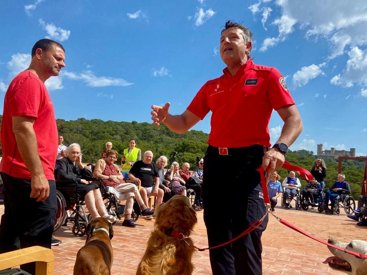 La unidad canina de los Bomberos de Palma visitan la residencia Bonanova