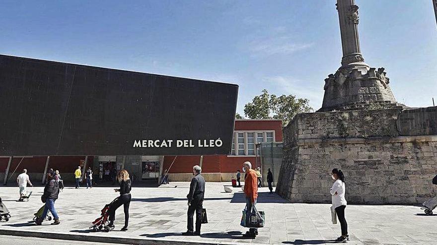 Cues a l&#039;entrada del mercat del Lleó durant el confinament provocat pel coronavirus