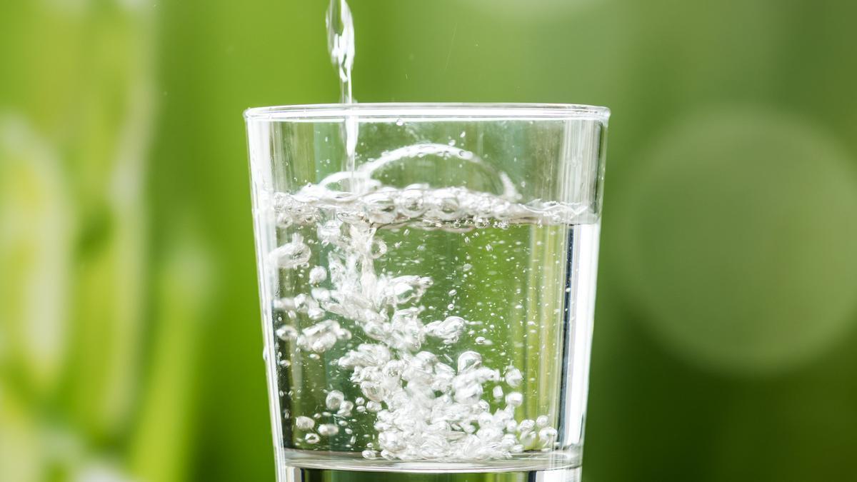 Los graves problemas que causa beber más agua de la cuenta