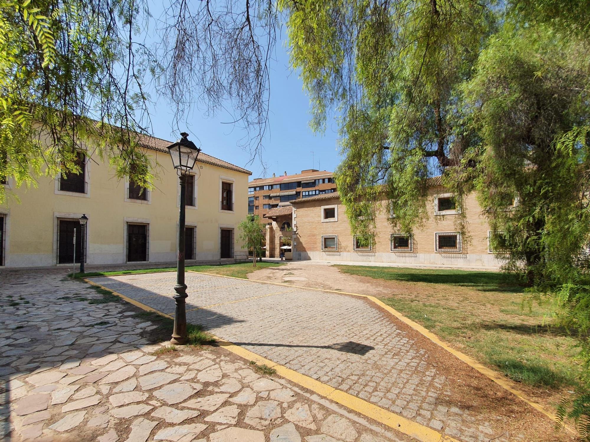 Deterioro en los jardines del Antiguo Hospital