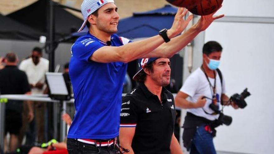 Esteban Ocon, con Fernando Alonso.