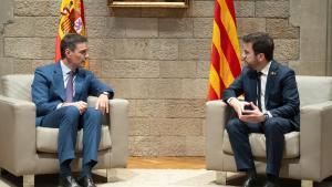 El presidente del Gobierno, Pedro Sánchez, junto al president en funciones, Pere Aragonès,