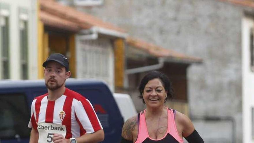 Dos de los corredores que disputaron la carrera en Luanco.