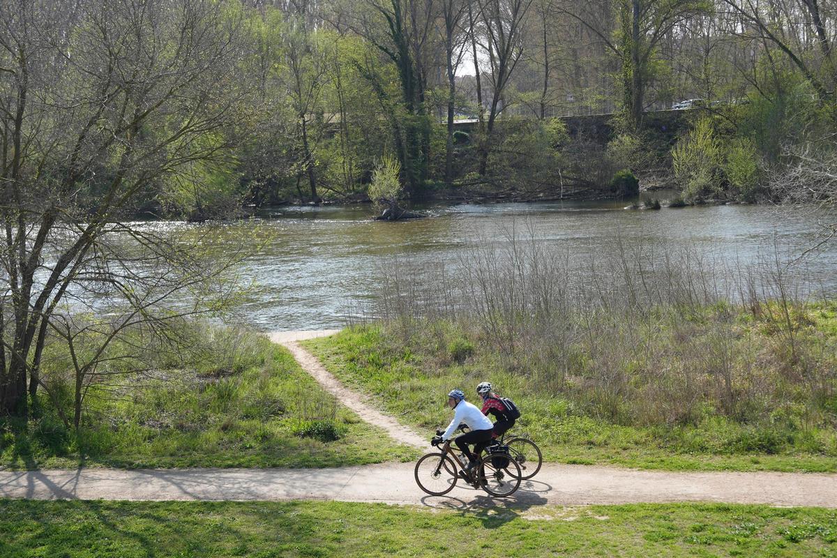 Dos ciclistes passant per les Ribes del Ter.