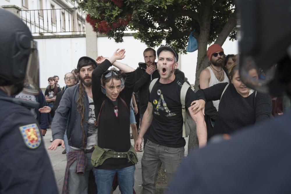 Unas 300 personas protestan en apoyo de los okupas, a los que el Concello impidió el paso a las naves