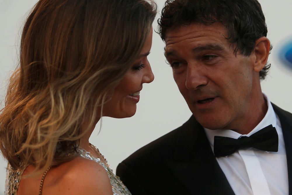 Banderas and his girlfriend Kimpel chat after ...