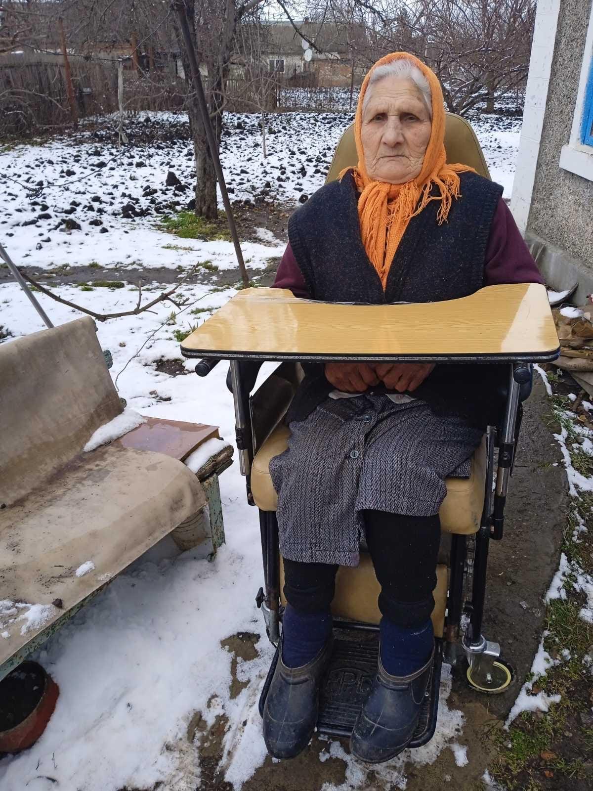 Una anciana, con una silla de ruedas enviada desde Asturias.