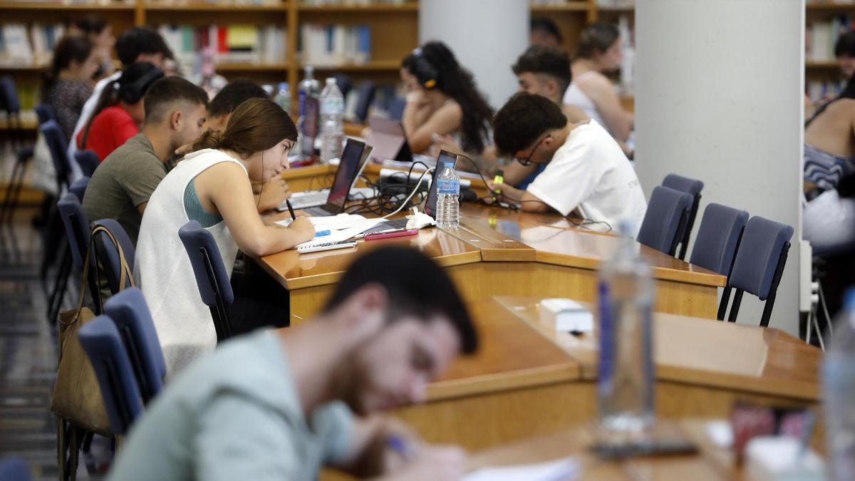 Alumnos estudiando en la Biblioteca General de la UMA, el pasado mes de junio.