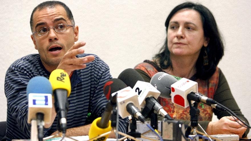 Lucila Sánchez (UGT) y Luis González (Ecologistas en Acción), durante la rueda de prensa conjunta que han ofrecido representantes de organizaciones ecologistas, sindicales, de vecinos, comerciantes, plataformas ciudadanas y de consumidores para presentar el manifiesto frente al cambio climático que todos suscriben, con motivo de la celebración del Día de la Tierra. EFE/Paco Campos