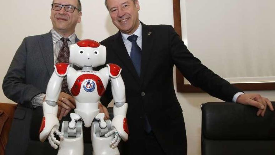 Armesto y Mato, ayer, con el robot Yao. // Alba Villar