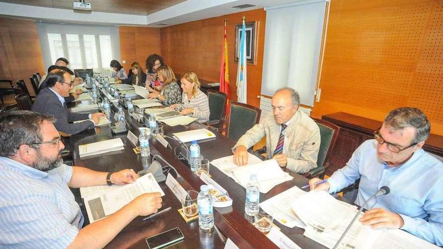 Sagrario Franco preside el consejo de administración reunido ayer en el Puerto de Vilagarcía. // Iñaki Abella