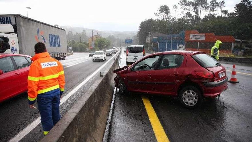 Uno de los vehículos accidentados, ayer, en la autovía A-55. // Nick