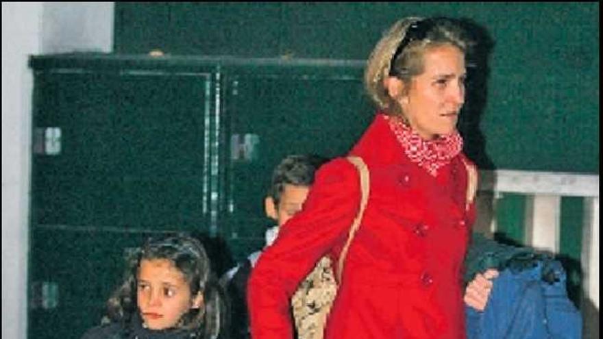 La Infanta

 Elena, ayer, junto a sus hijos a la salida del colegio