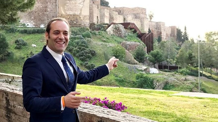 Juan Cassá, frente a la Alcazaba, este martes por la mañana.