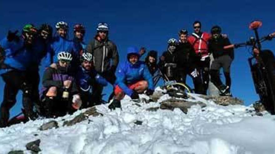 Los montañeros de la comarca occidental llevan la Navidad a las cumbres