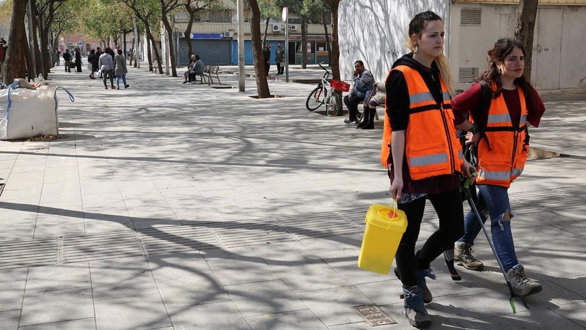 Dos chicas de la brigada de recogida de jeringuilla, en La Mina