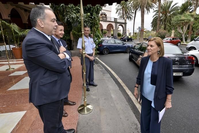 20/07/17. LAS PALMAS DE GRAN CANARIA. Cospedal  ministra de Defesa, saluda al director del periódico  La Provincia Antonio Cacereño, en el Hotel Sta. Catalina.FOTO: J.PÉREZ CURBELO