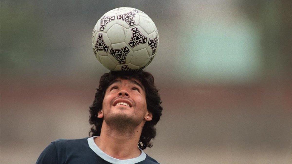 Maradona 'juega' con la pelota en la cabeza