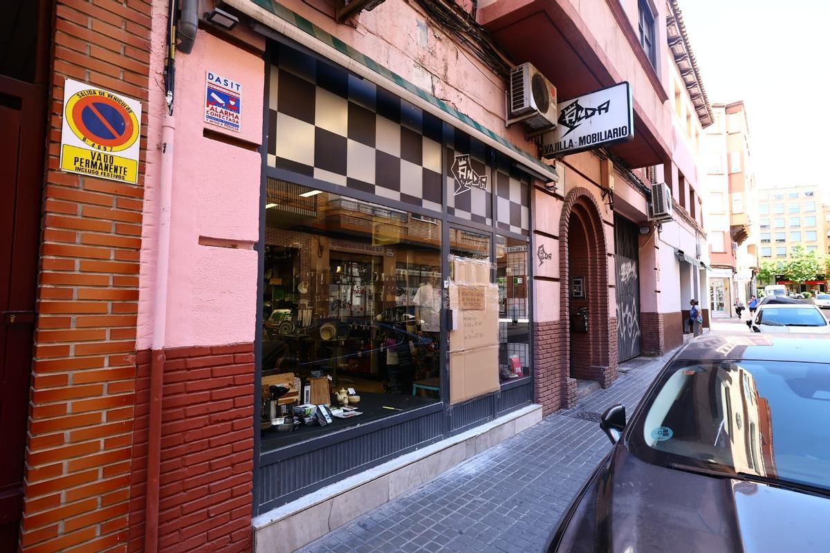 Robo a golpe de alcantarilla en una ferretería de la calle Arias, en la madrugada de este martes día 26 de mayo.