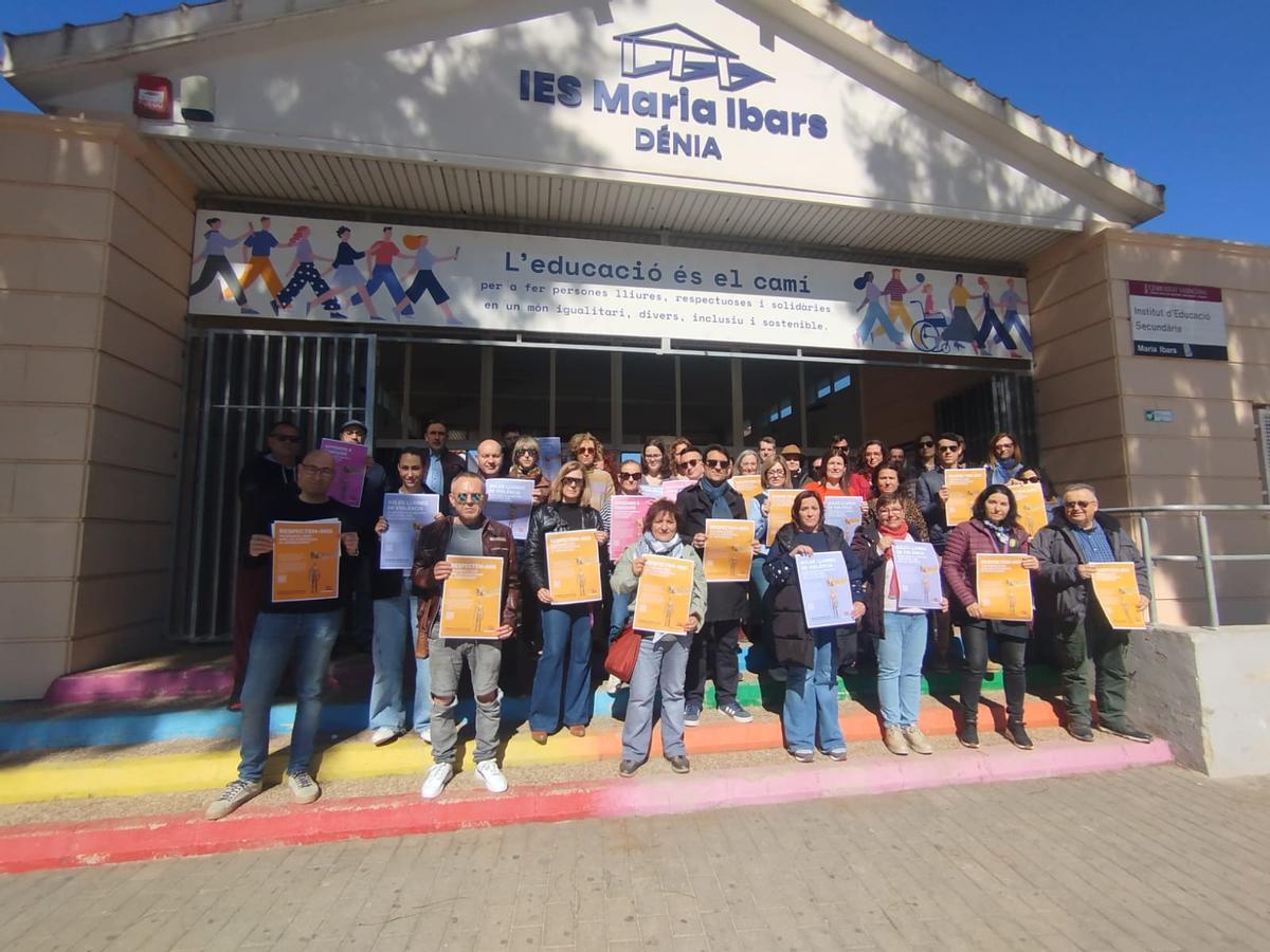 Concentración en el IES Maria Ibars contra la agresión registrada en Alcoy