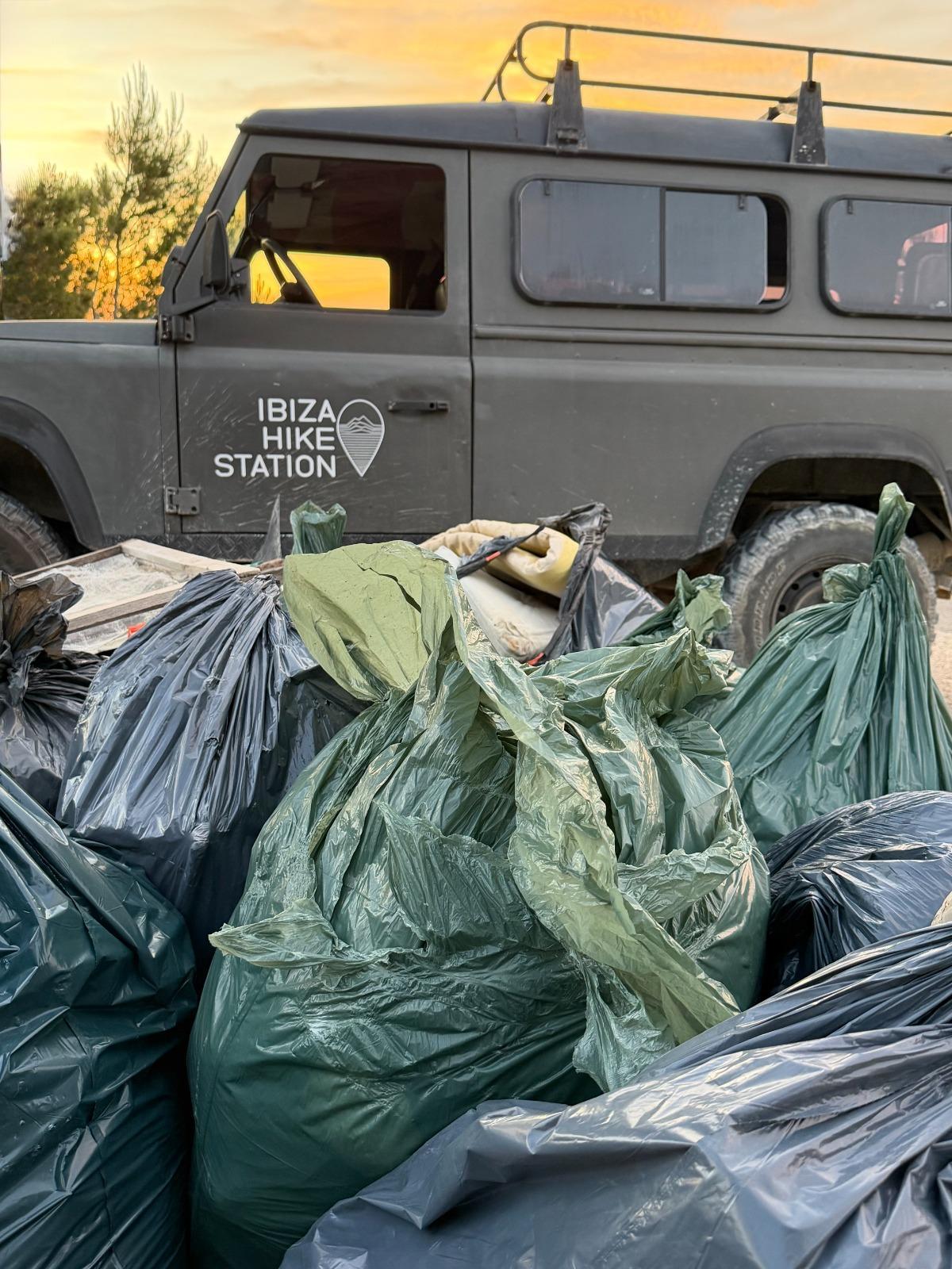 Algunas de las bolsas de residuos que extrajeron de una zona de dificíl acceso