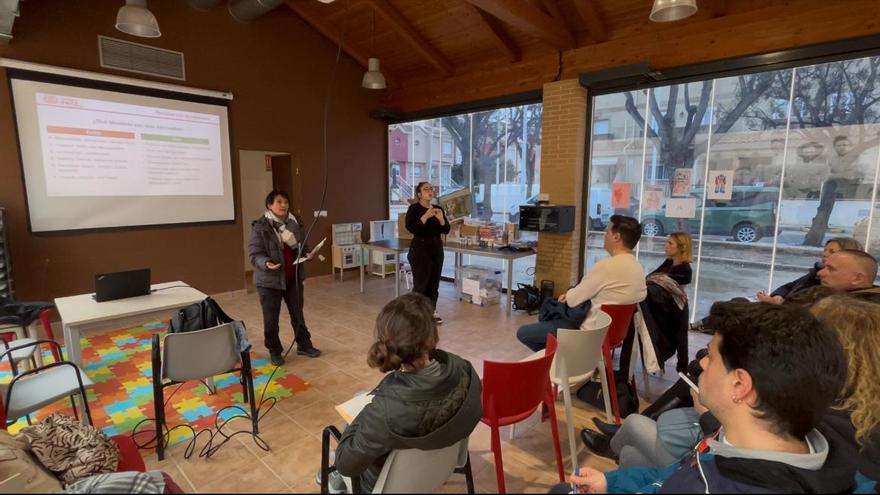 Voluntarios aprenden a asistir a personas con discapacidad en situaciones de emergencia.