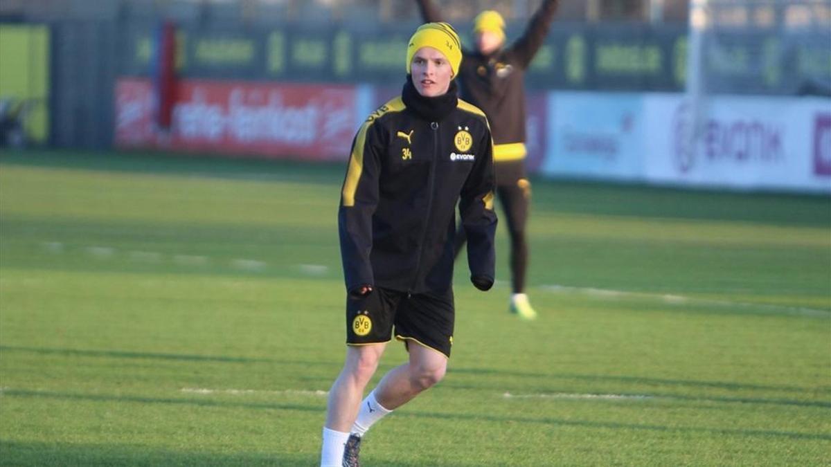 Sergio Gómez participa de los entrenamientos del primer equipo del Borussia