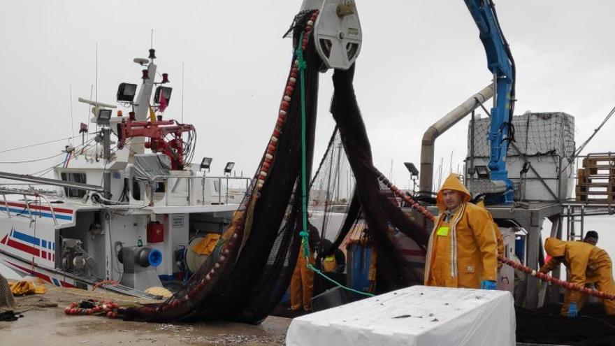 Imagen de una embarcación de cerco murciana con base en Torrevieja este martes