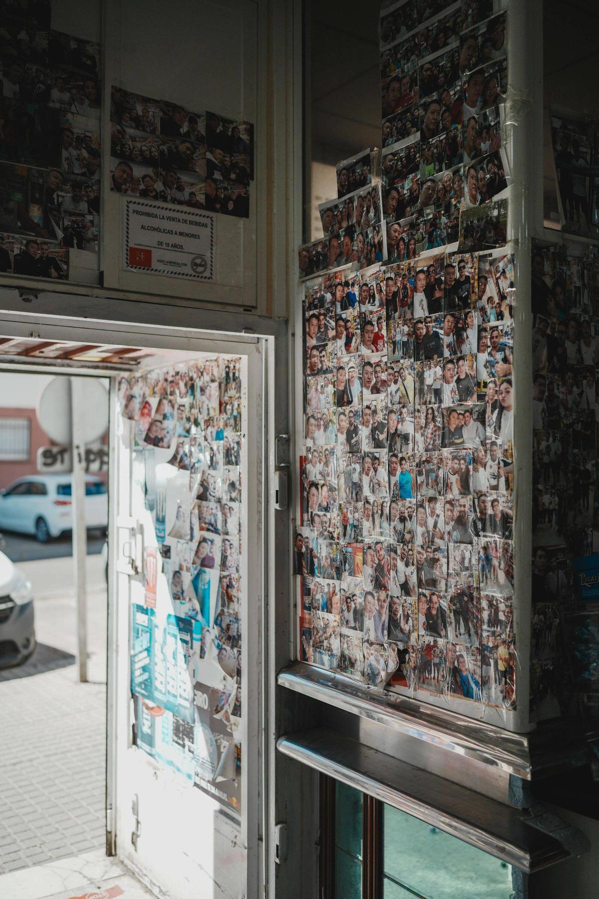 Rodeado por ese mosaico de recuerdos fotográficos, Pepe se ha convertido en un rostro inseparable de la vida cotidiana del barrio.