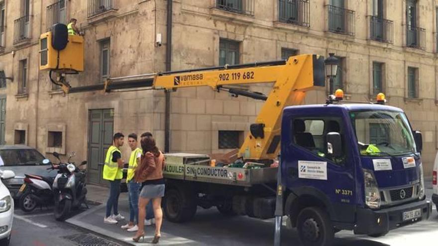 Operarios en una grúa cuando estaban instalando los sonómetros en la fachada del Teatro.