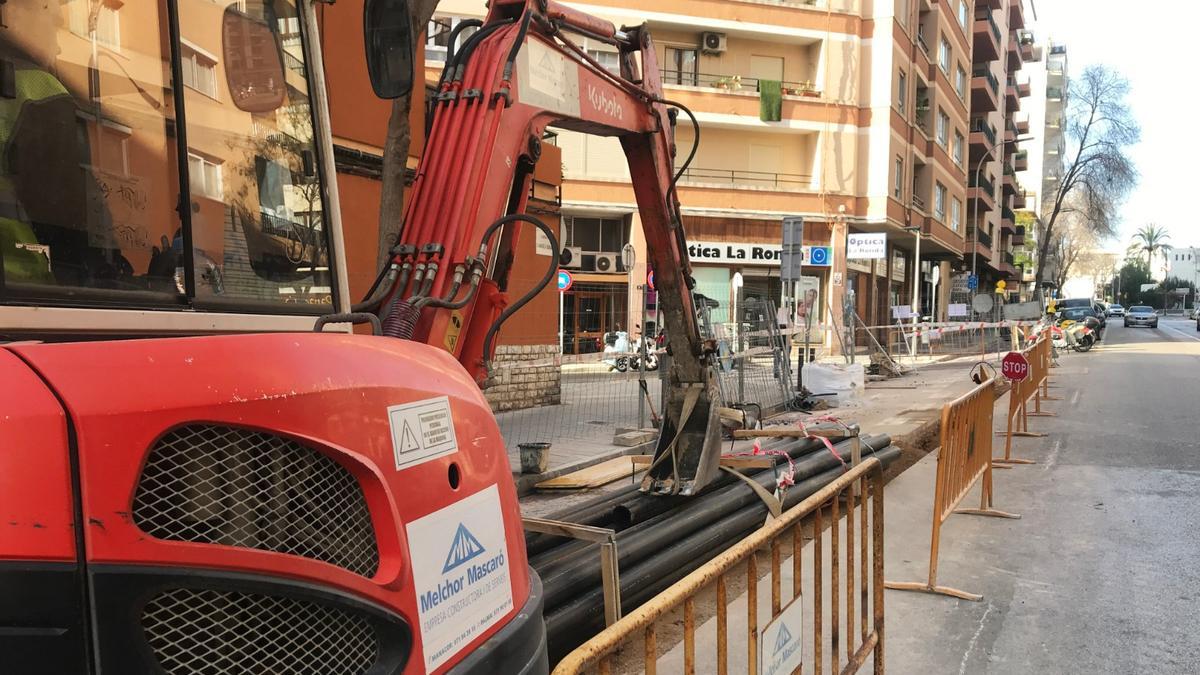 Una de las obras de sustitución de las redes de agua potable y alcantarillado que Emaya realiza en etos momentos.