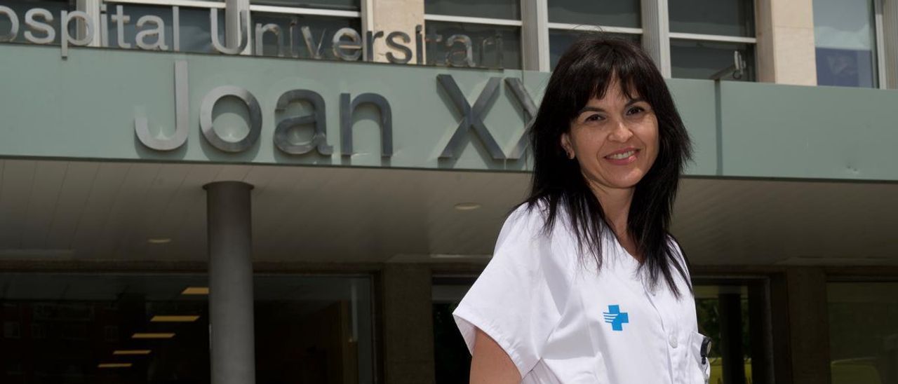 La enfermera de práctica avanzada, Diana Gil, frente el Hospital Joan XXIII de Tarragona.