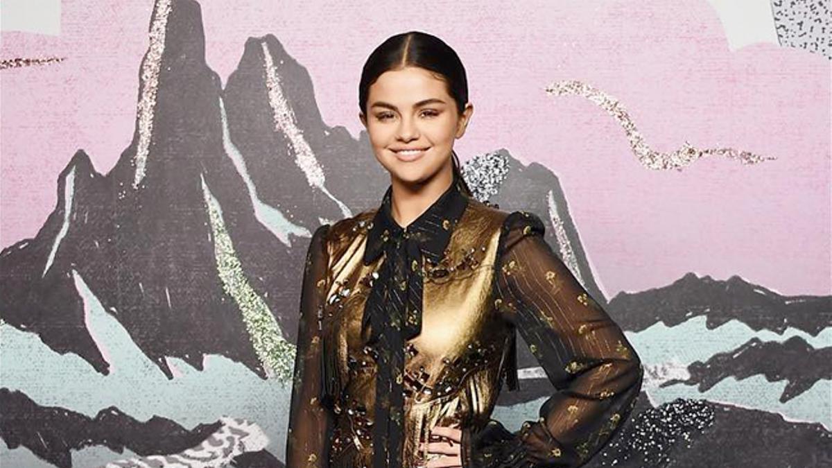 Selena Gomez con vestido dorado de pedrería en el desfile de Coach