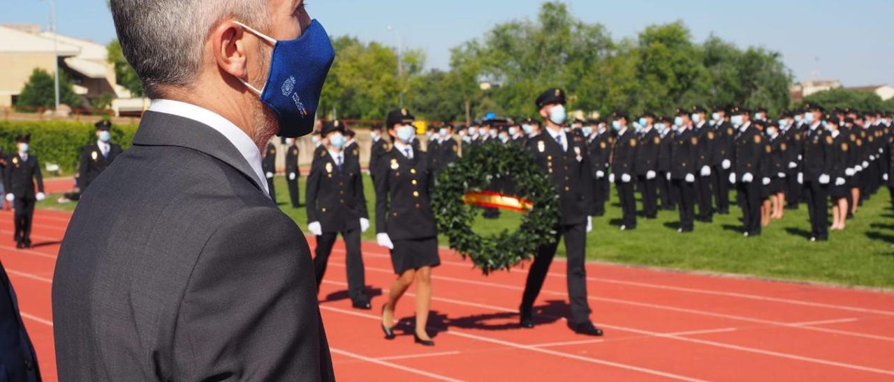 El ministro del Interior, Fernando Grande-Marlaska, preside un desfile de cadetes de Policía Nacional en julio.